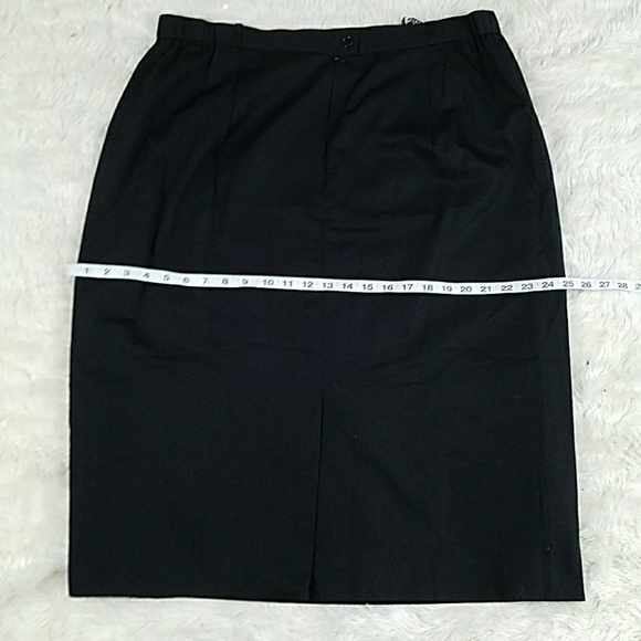 GIVENCHY- en plus- Neiman Marcus - plus size -dark navy - classic pencil skirt - Picture 8 of 9